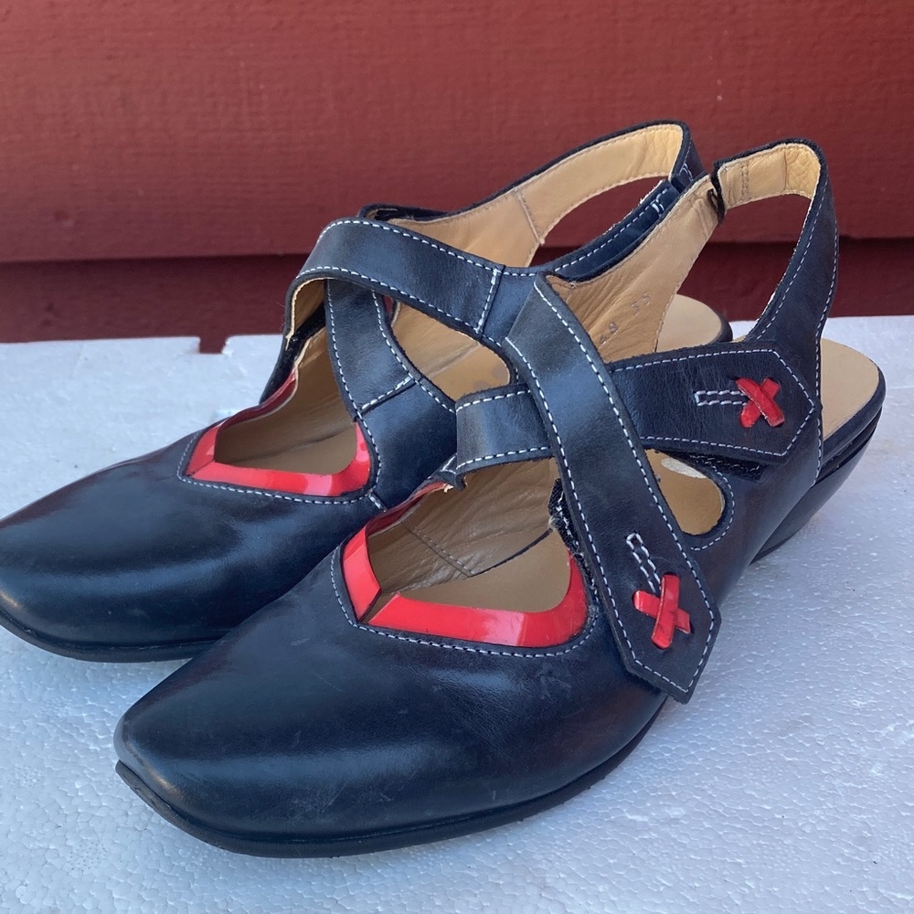 Fidji Black & Red Pumps Closed Toe Handmade in Portugal Size 35/4.5US